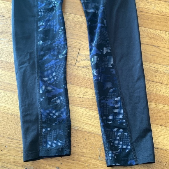 Spanx Sara Blakely Booty Boost Active Printed Leggings SZ Small Purple Geo Camo - Picture 12 of 14